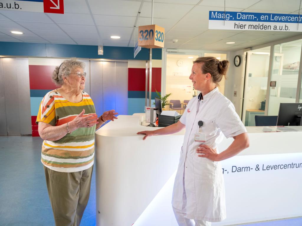 maag-darm-leverarts-desiree-leemreis-in-gesprek-met-een-van-haar-patienten.jpg